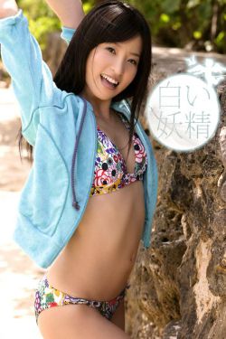 用嘴含着富婆脚丫子